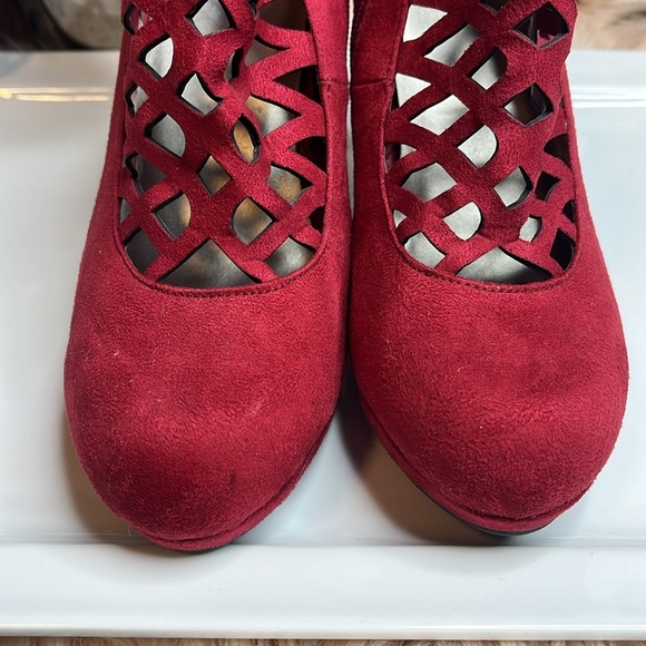 RED SUEDE BOOTIE HEELS - Picture 6 of 7